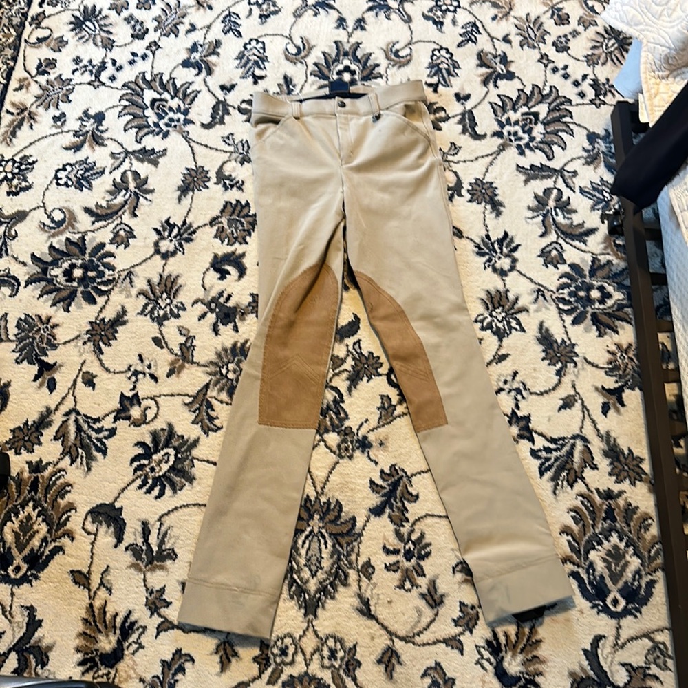 Kids show pants ovation
